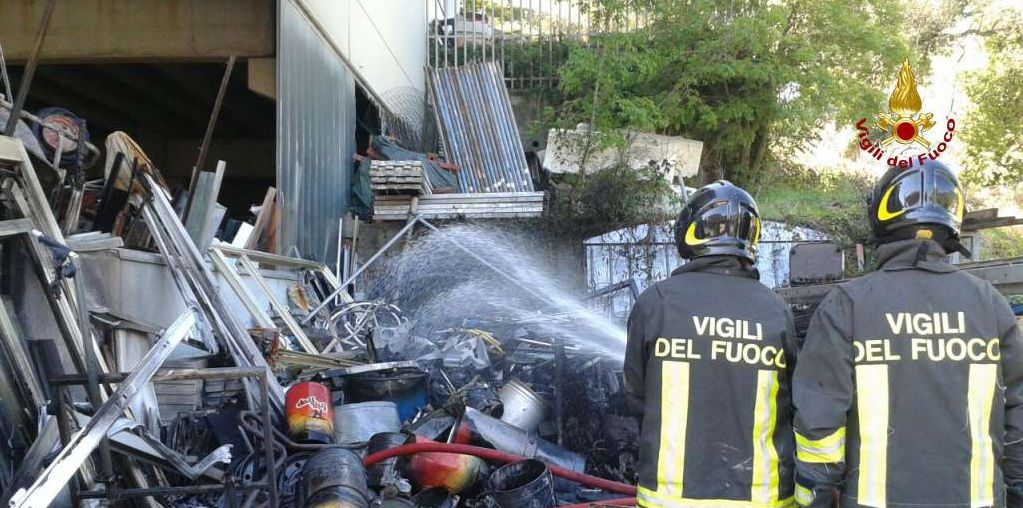 Genova, incendio in un capannone nel comune di Chiavari