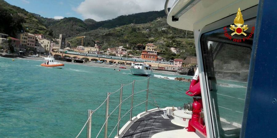 La Spezia, imbarcazione incagliata a Monterosso