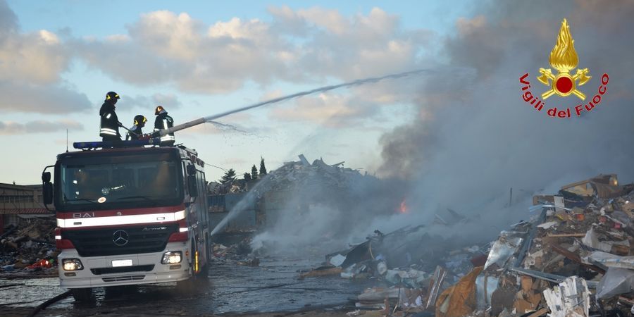 Palermo, incendio in uno stabilimento per il trattamento di rifiuti industriali
