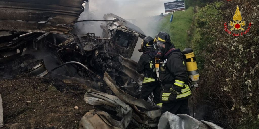 Ancona, incendio di un autoarticolato sulla "A.14" tra Loreto e Civitanova