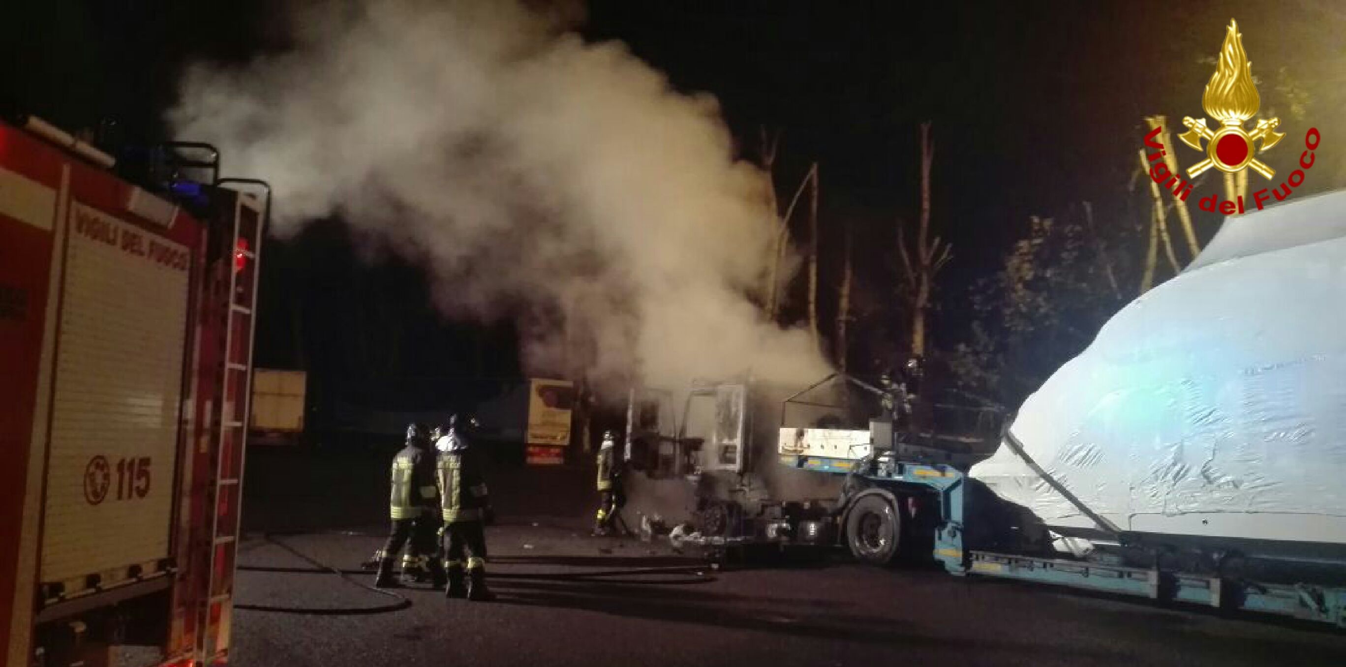 Reggio Emilia, in fiamme la motrice di un autoarticolato