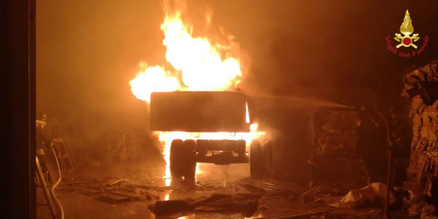 Padova, incendio in un'azienda di riciclaggio carta