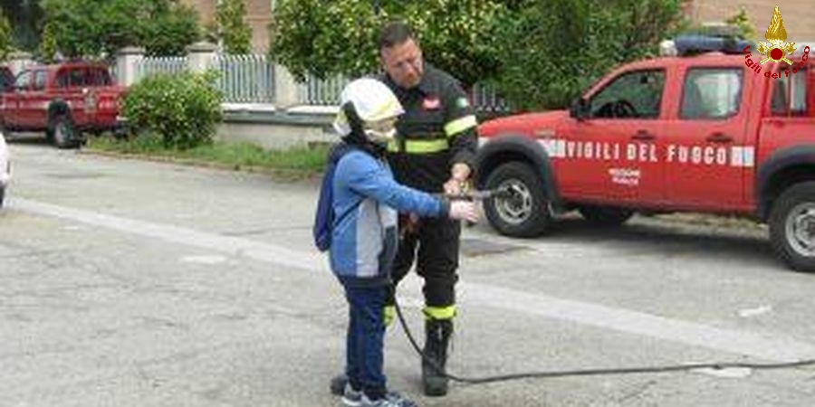 Foggia, una scolaresca visita il Comando