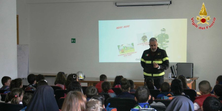 Vibo Valentia, le scuole in visita al Comando