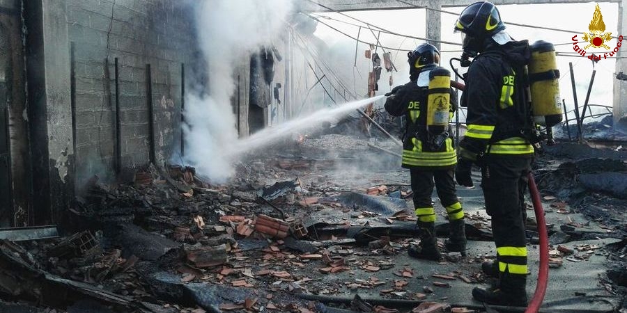 Roma, vasto incendio in un capannone ad Ariccia