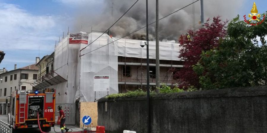 Padova, incendio durante i lavori di impermeabilizzazione a Cittadella