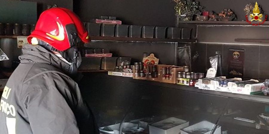 Isernia, incendio in un'attivita' commerciale