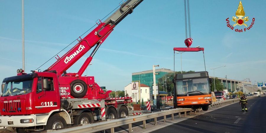 Venezia, incidente tra un camion e un bus