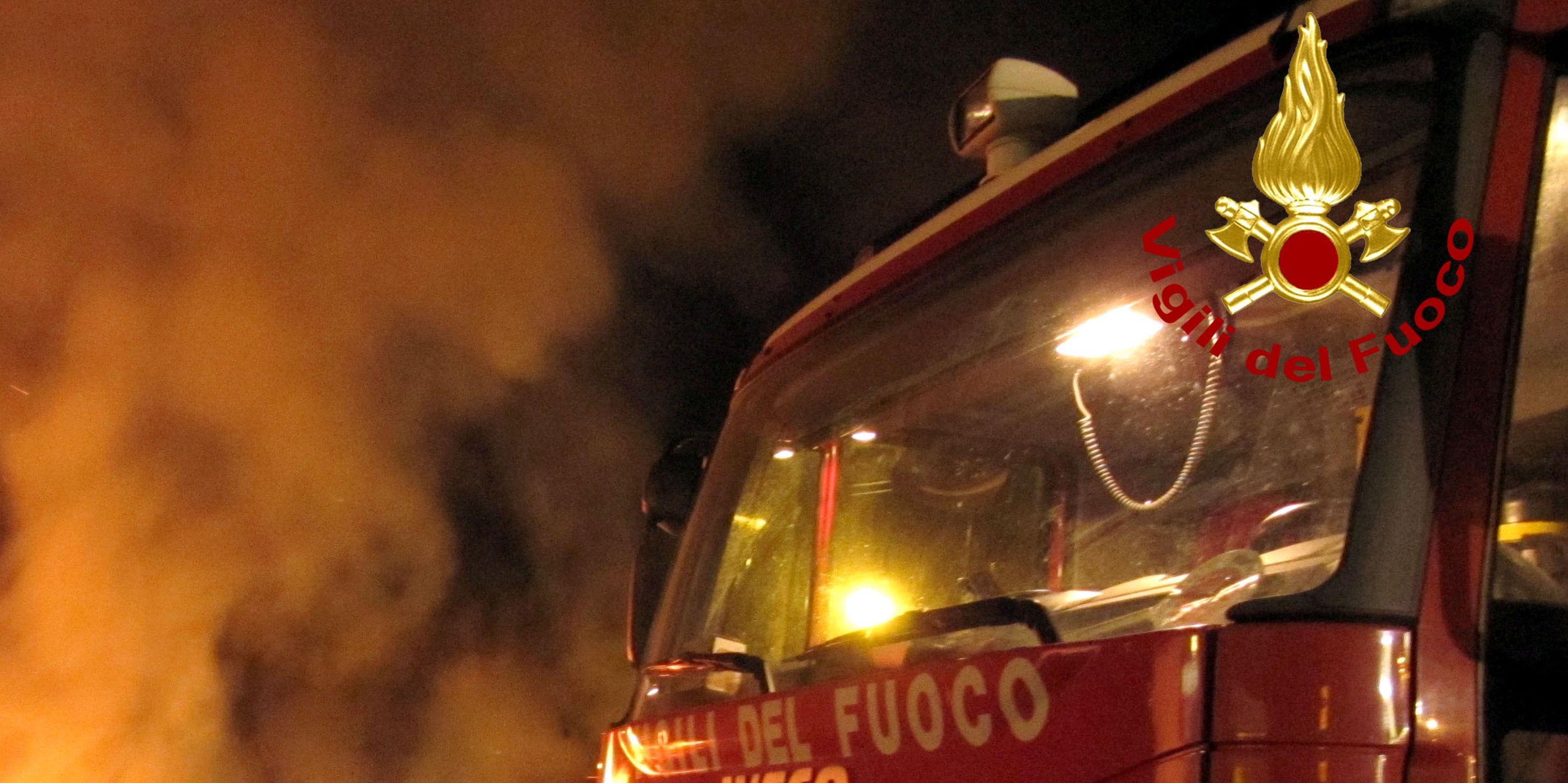 Genova, incendio in un ufficio all'interno di un capannone