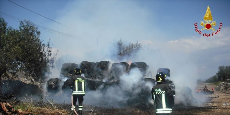 Ragusa, incendio rotoballe