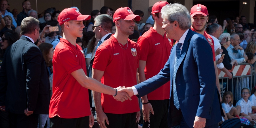 Il Presidente del consiglio dei ministri con gli atleti del G.S. VV.F. Fiamme Rosse