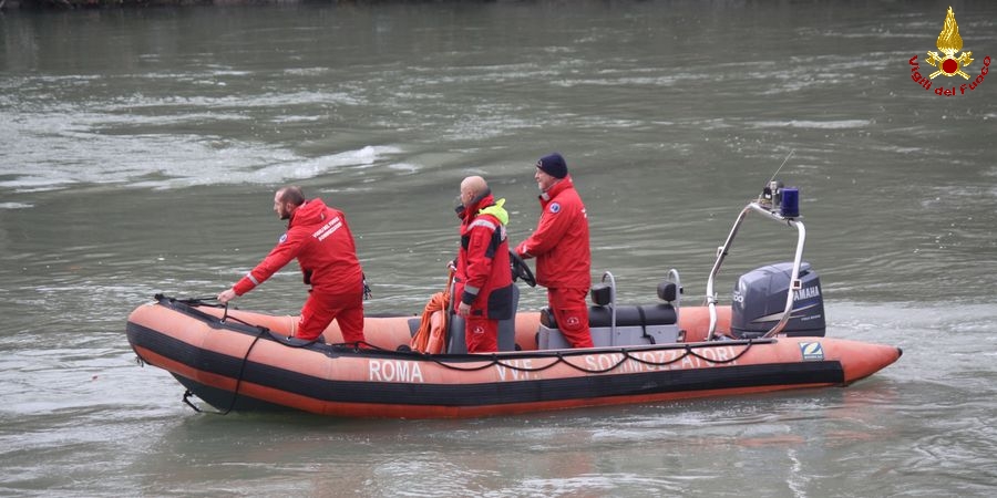 Roma, tratto in salvo un uomo scivolato nelle acque del fiume Tevere