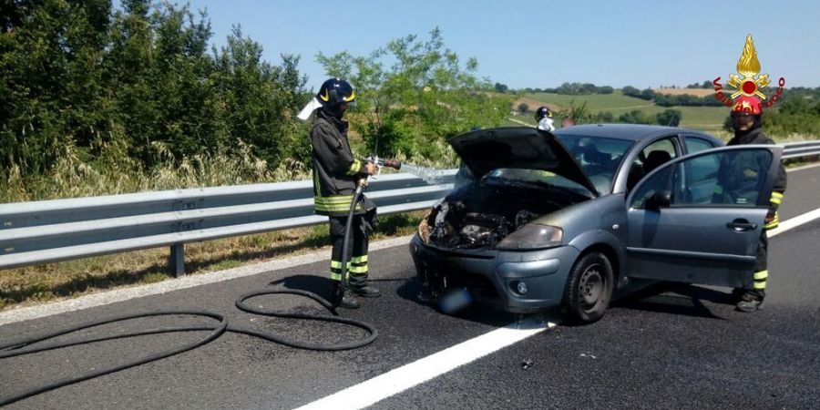Ancona, auto in fiamme sulla A14