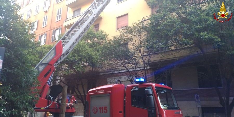 Roma, incendio in un appartamento