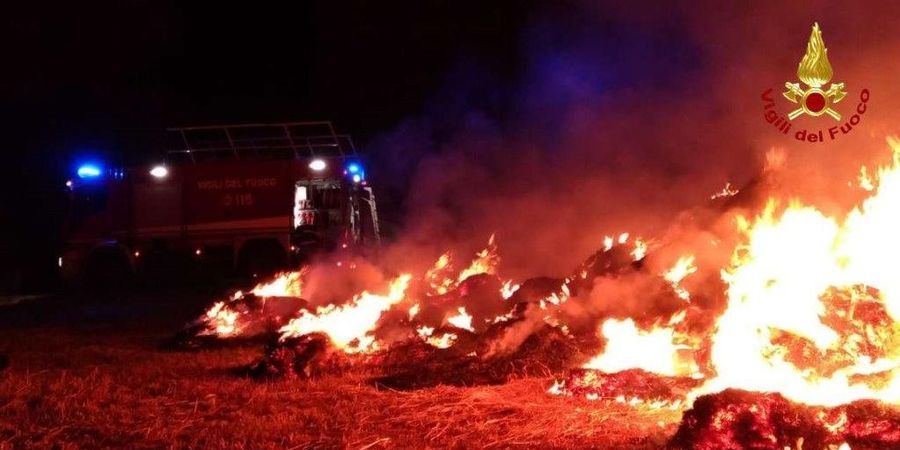 Macerata, incendio rotoballe a Corridonia