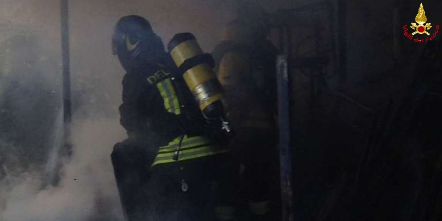 Catanzato, incendio magazzino
