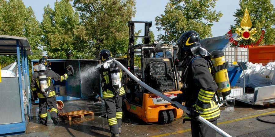 Bologna, incendio in uno stabilimento industriale