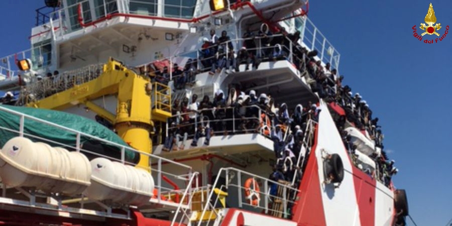 Napoli, soccorsa una nave di migranti