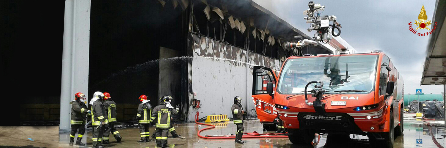 Venezia, vasto incendio in un capannone a Fusina