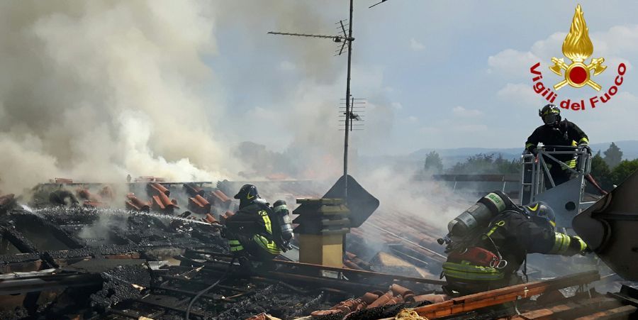 Reggio Emilia, incendio tetto a Casalgrande