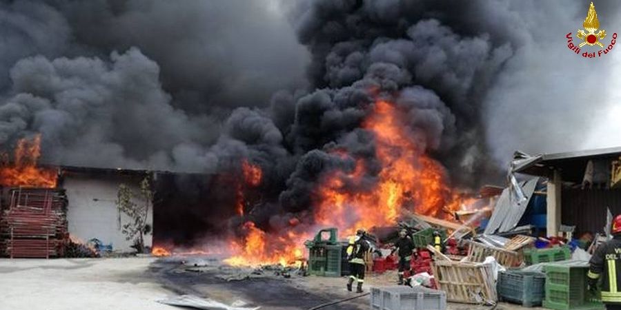 Bari, incendio deposito attrezzi agricoli ad Adria