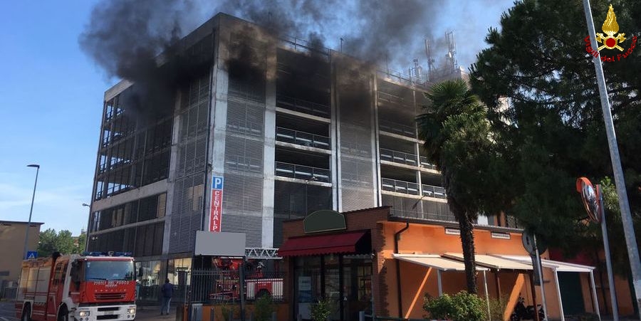 Padova, incendio in un garage - silos