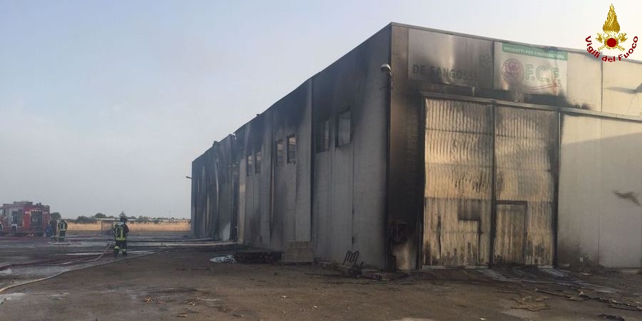 Ragusa, incendio magazzino per la vendita di prodotti per l'agricoltura