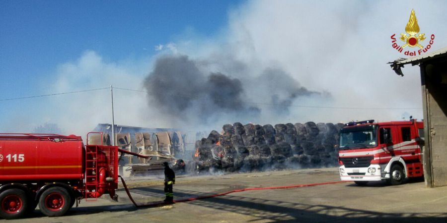 Ravenna, incendio rotoballe