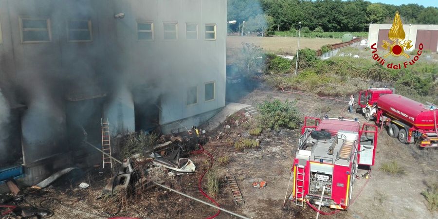 Benevento, incendio di un capannone a San Salvatore Telesino