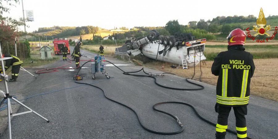 Pisa, autocisterna si ribalta sulla SR 439