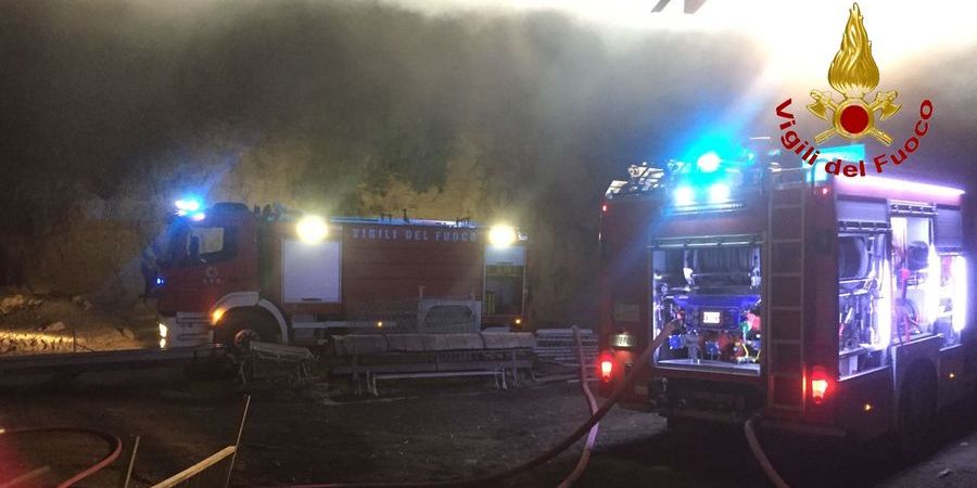Crotone, incendio in una azienda agricola