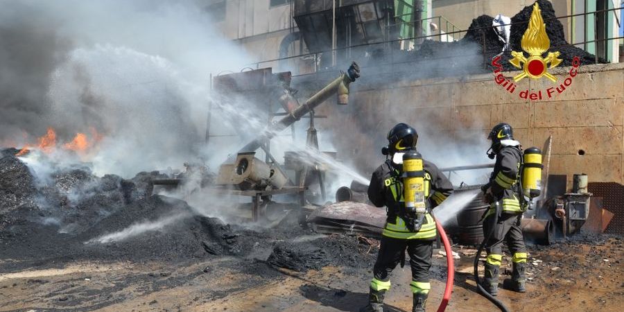 Palermo, vasto incendio in una fabbrica di gomme a Baucina