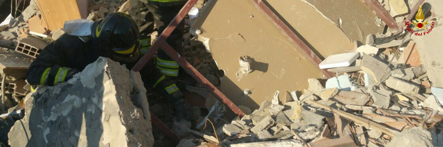 Napoli, crolla una palazzina