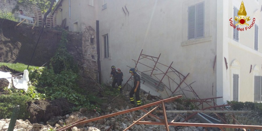 Perugia, crollo di un muro di contenimento in piazza Duomo a Spoleto