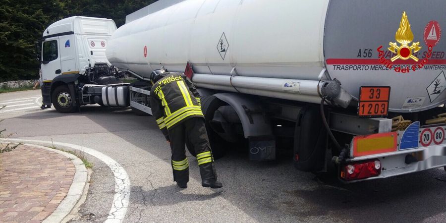 Varese, perdita di carburante da un'autocisterna