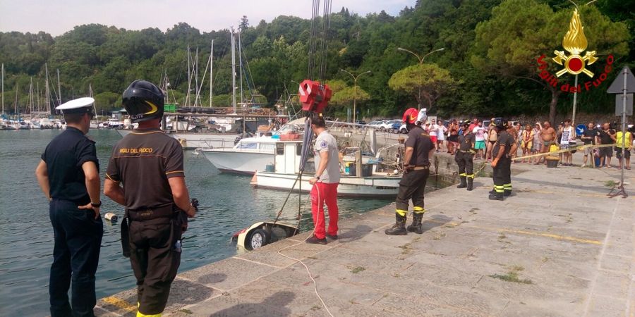 Trieste, i Vigili del fuoco recuperano autovettura in mare
