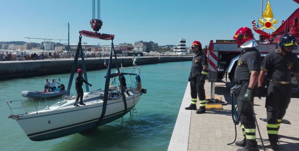 Ancona, recupero natante nel porto di Senigallia