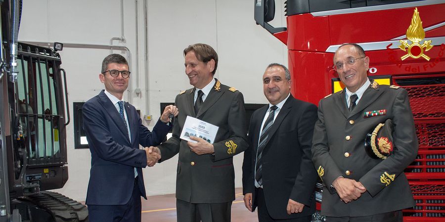 I Vigili del fuoco ricevono in donazione da Volvo Italia due mezzi per il dispositivo di colonna mobile regionale