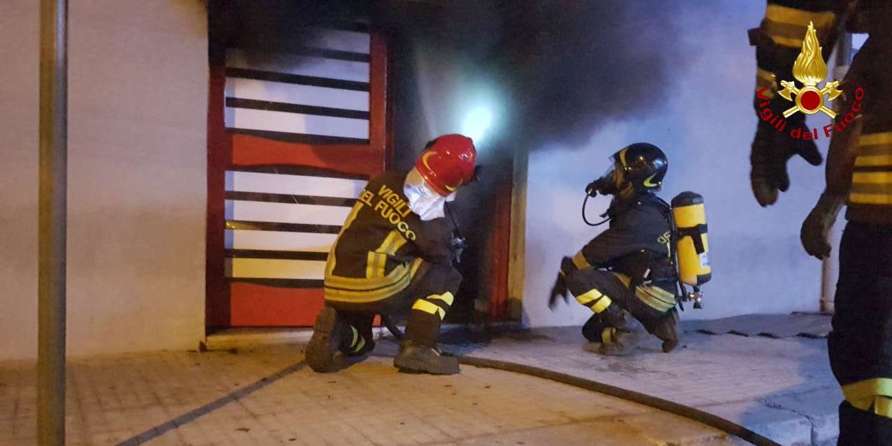 Crotone, incendio in centro scommesse
