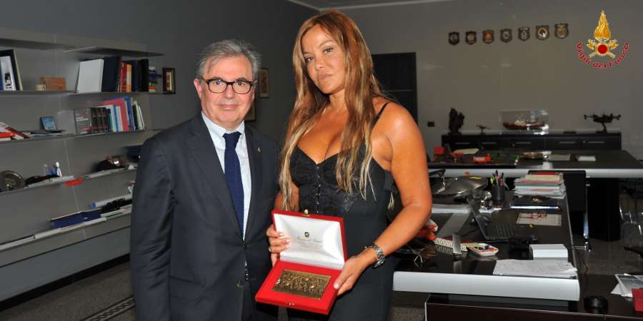 Vera Gemma, la figlia di Giuliano Gemma, visita le Scuole Centrali Antincendi di Capannelle