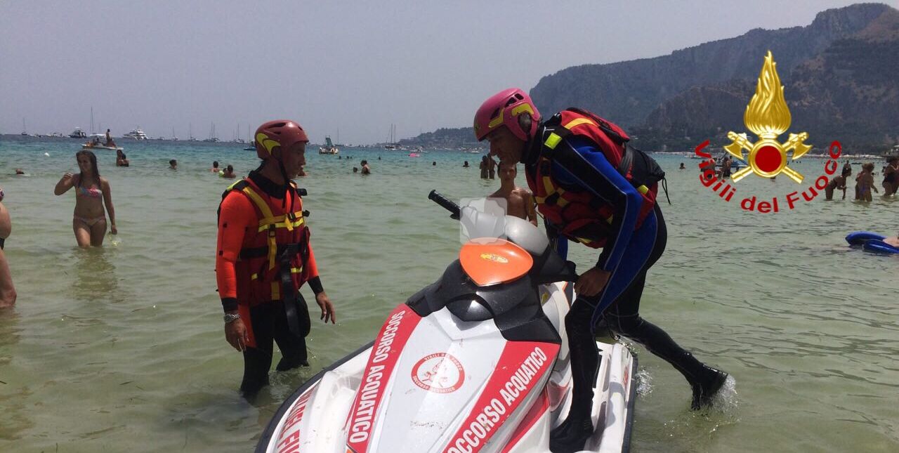 Palermo, i Vigili del fuoco del lido di Mondello salvano un bambino di tre anni
