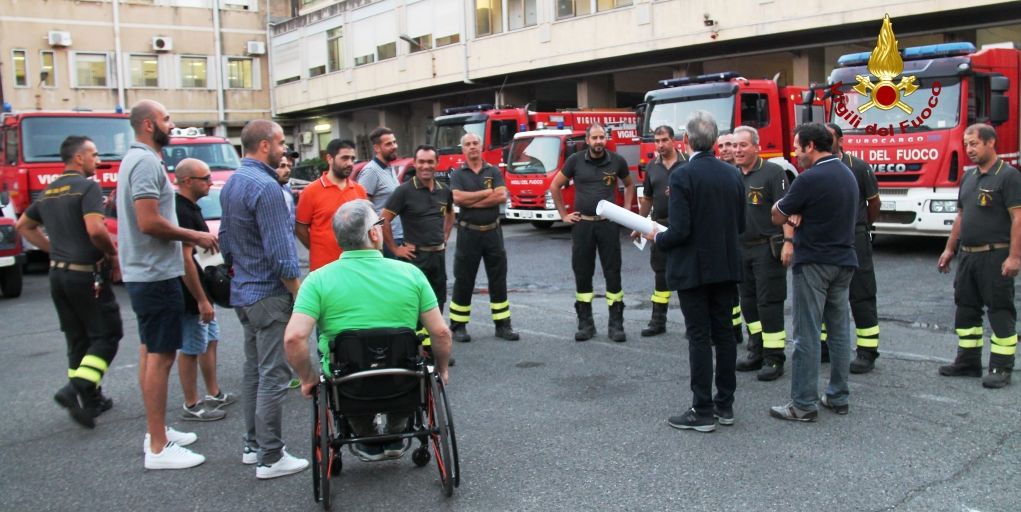 Messina, una rappresentanza del tifo organizzato in visita al Comando