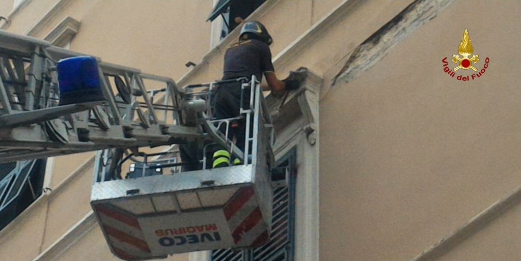 Ancona, rimosse parti di intonaco pericolante da edificio in centro città