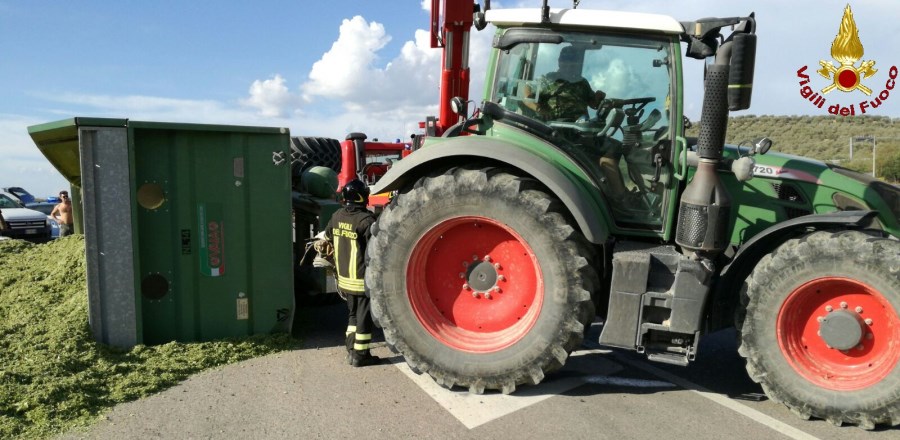 Grosseto, ribaltamento rimorchio