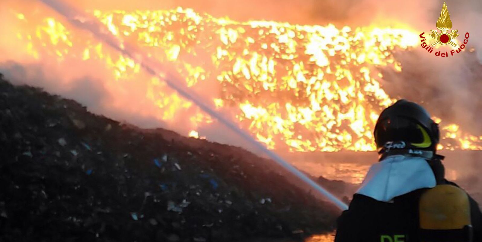 Milano, i Vigili del fuoco impegnati in due diversi interventi causa incendi