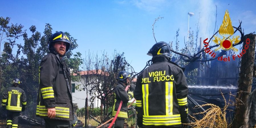 Prato, incendio di una baracca in ambiente rurale