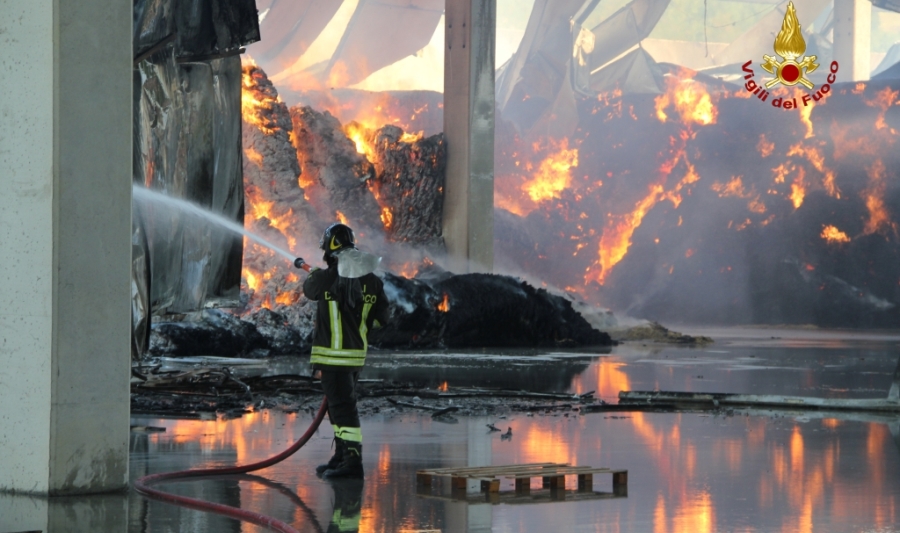 Macerata, incendio fienile a San Severino Marche