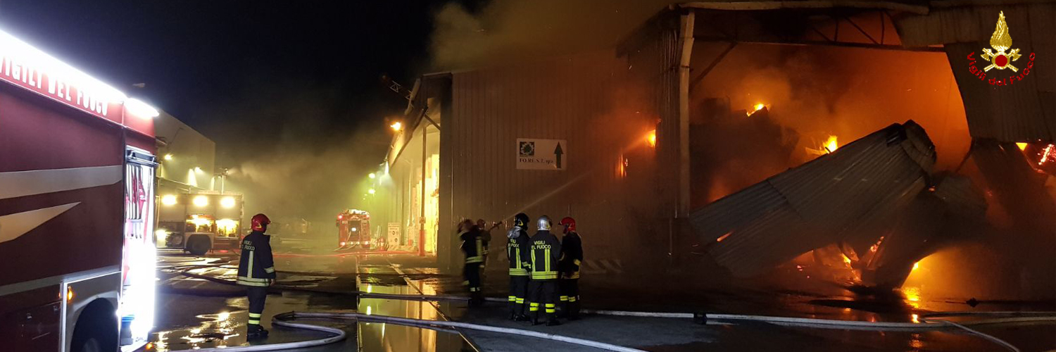 Genova, vasto incendio in una cartiera