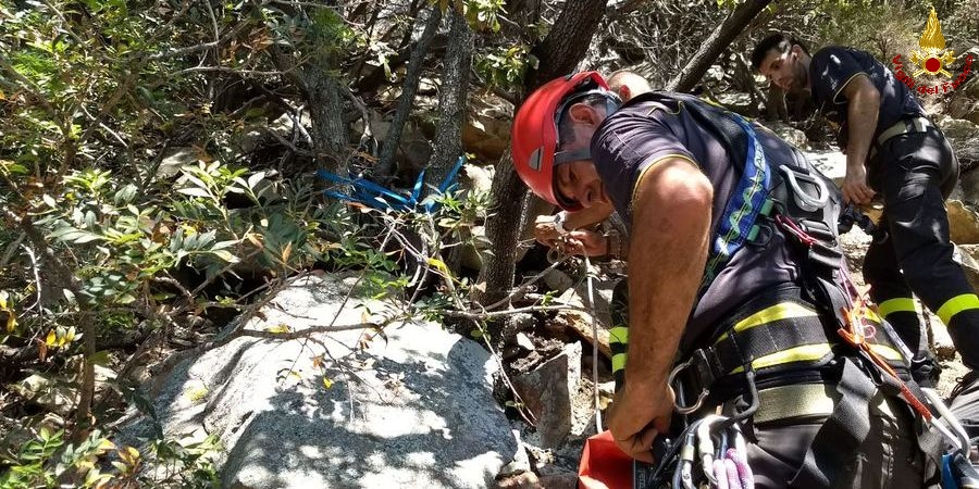 Livorno, salvati due turisti bloccati su una scogliera