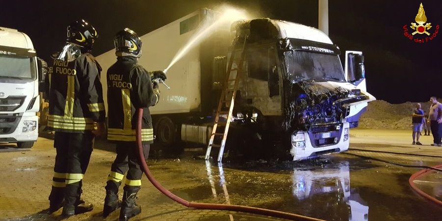 Sassari, incendio di un tir al porto industriale di Olbia